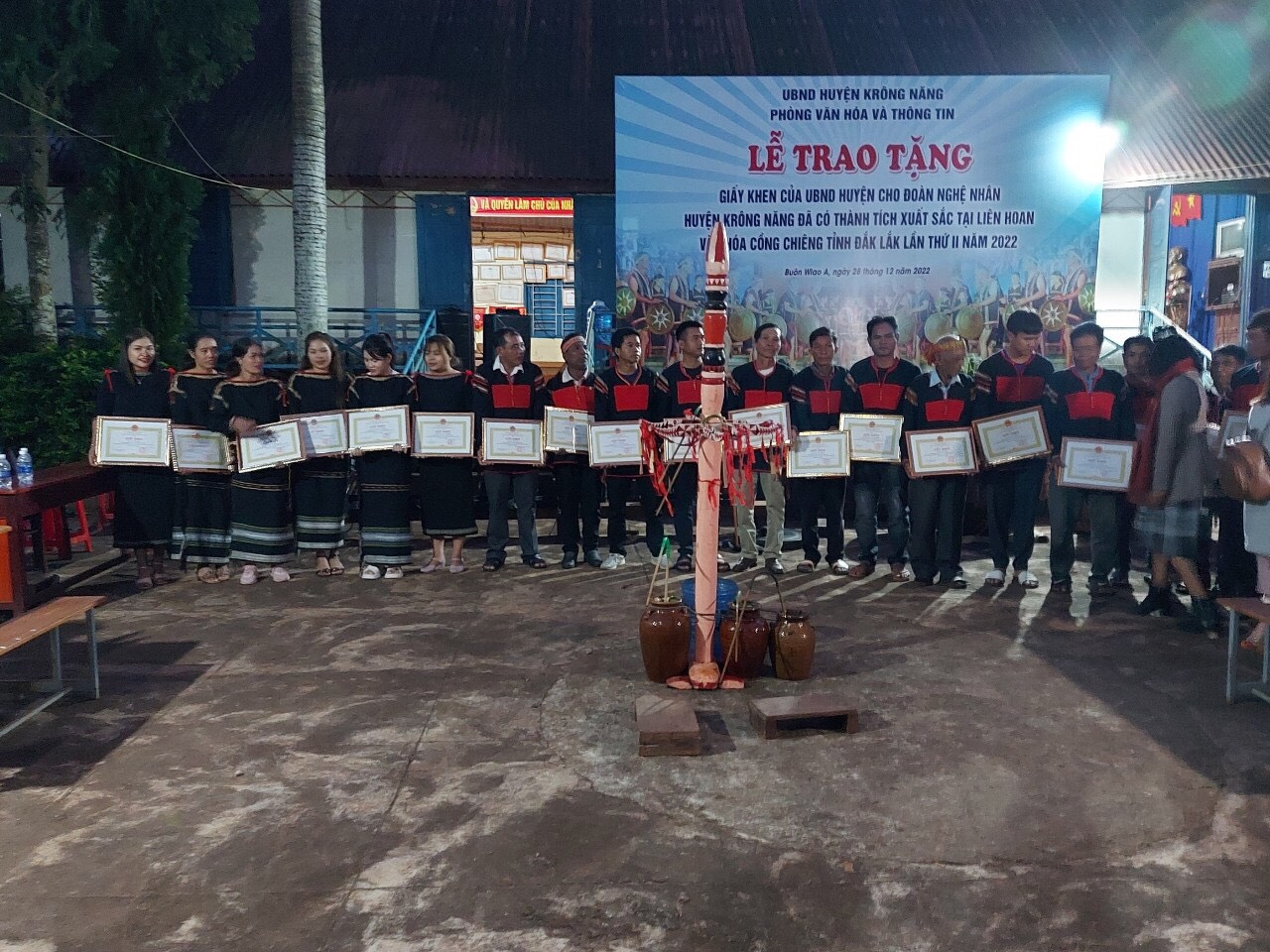 UBND huyện trao tặng giấy khen cho đoàn nghệ nhân đã có thành tích xuất sắc tại Liên hoan văn hoá cồng chiêng tỉnh Đăk Lăk lần thứ II năm 2022
